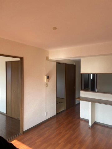 居室・リビング　カウンター付きで広々リビング。