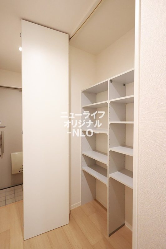 その他　洋室6.4帖　白を基調とした明るい住空間★