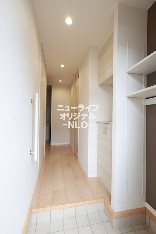 玄関　シューズボックスの他に可動棚の収納もあり玄関周りもスッキリ★