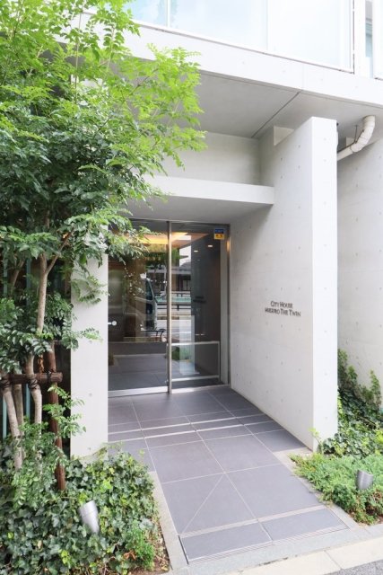 エントランス　落ち着いたエントランスです