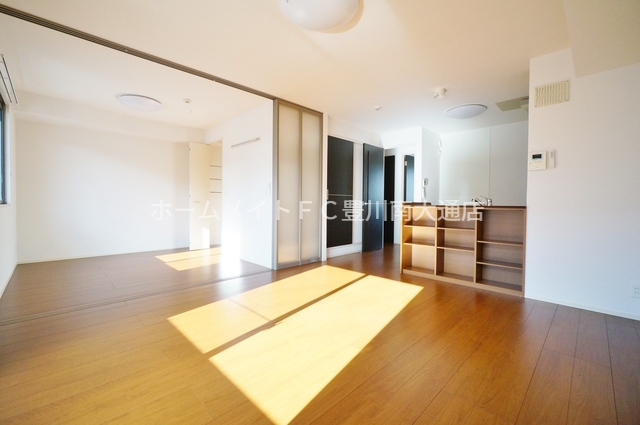 居室・リビング　同型別部屋写真（反転）