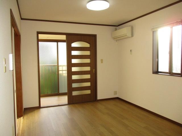 居室・リビング　南向き、角部屋で明るいリビング☆