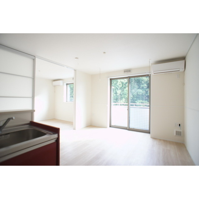 居室・リビング　高い天井の室内で随所に気遣いを感じます