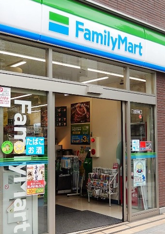 コンビニ　ファミリーマート（コンビニ）まで355m