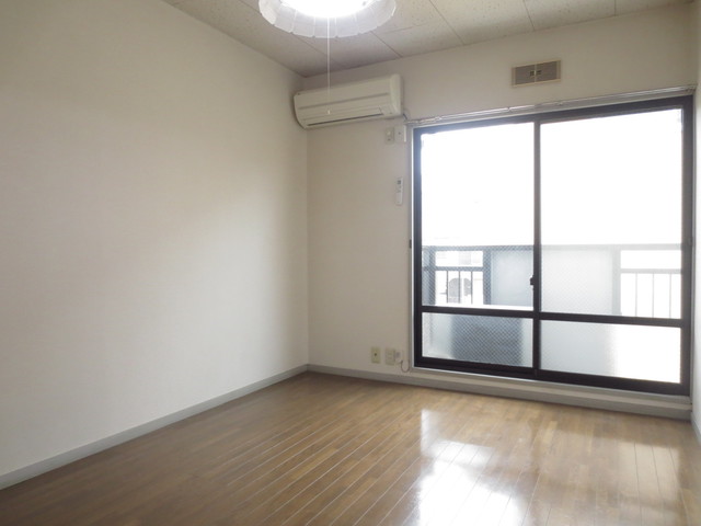 居室・リビング　明るい雰囲気で暮らしやすい！優しい質感の室内がオススメ☆