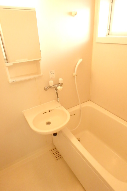 バス・シャワールーム　換気・採光窓付きのバスルーム♪