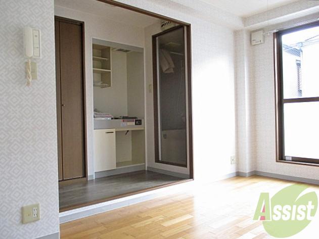 居室・リビング　キッチンとお部屋の区切りができるように少し段差があります。