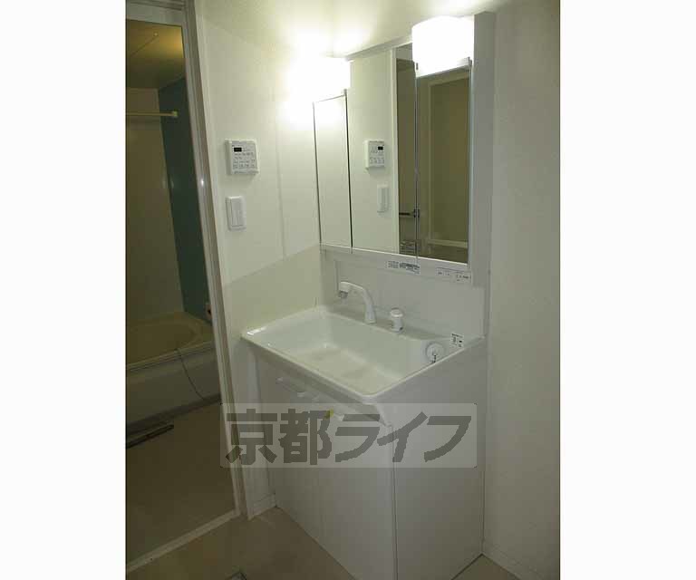 洗面設備　洋室の収納です。