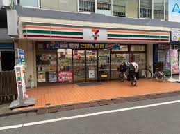 コンビニ　セブンイレブン 新宿高田馬場4丁目南店（コンビニ）まで111m