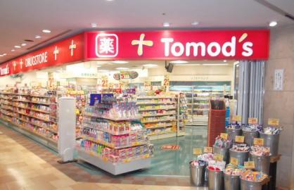 ドラックストア　トモズ東京オペラシティ店（ドラッグストア）まで408m