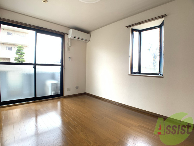 居室・リビング　二面採光で明るくて広々としたお部屋でゆったり休めます。