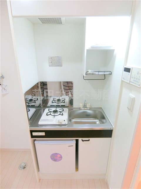キッチン　ミニ冷蔵庫付きのガスキッチン