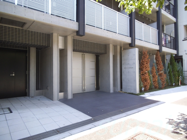 エントランス　エントランス周りは広々しています♪