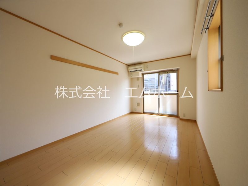 居室・リビング　洋室15.5帖　エアコン　南面バルコニー　同物件反転タイプ仕