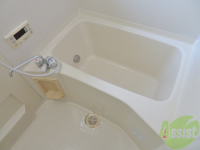 バス・シャワールーム　浴室はゆったりと浸かれるサイズ感になっています。