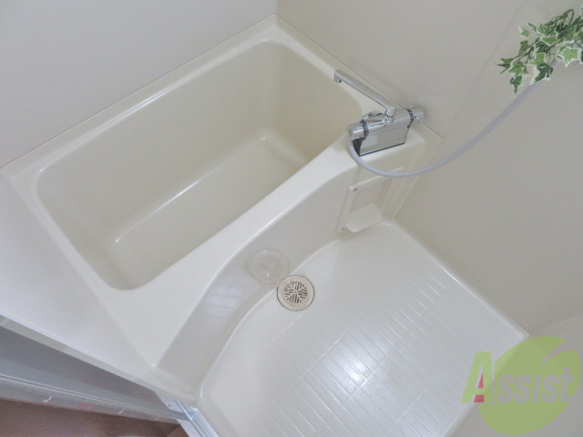 バス・シャワールーム　バスルームはこちらです。広々としてゆったり休めます。