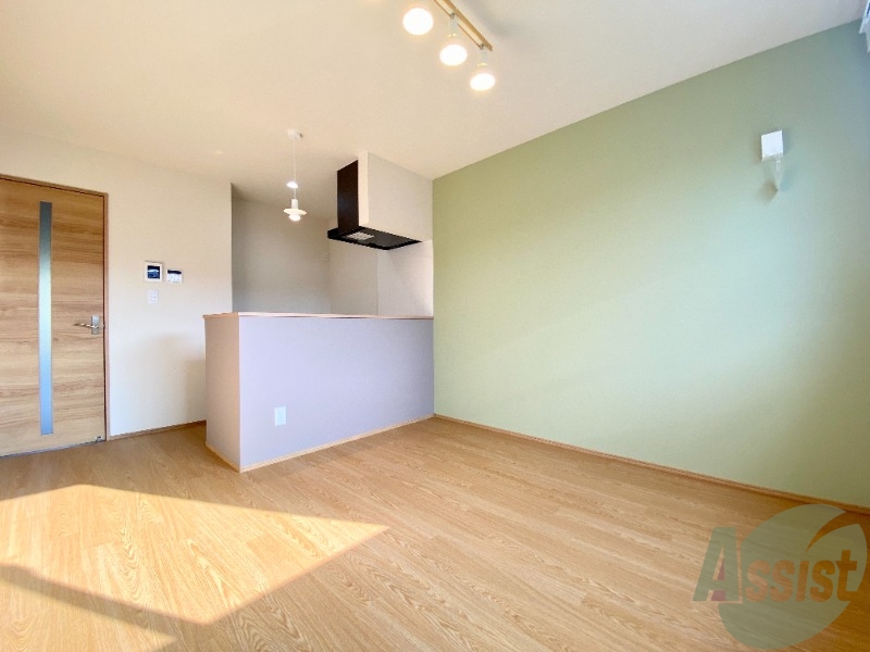 居室・リビング　大きな窓からたくさんの陽が差すリビングです。