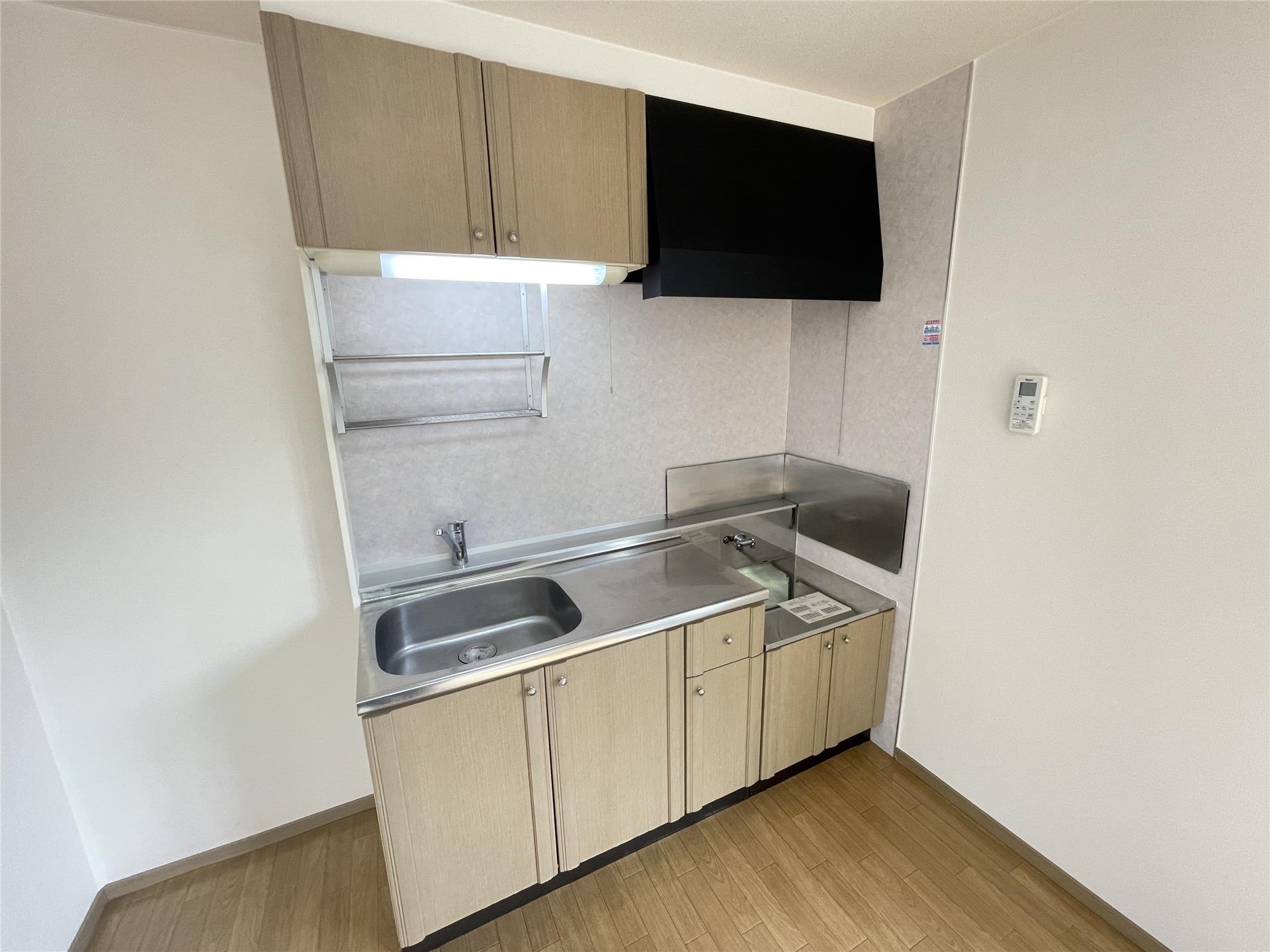 キッチン　吊り棚付きのキッチンです♪