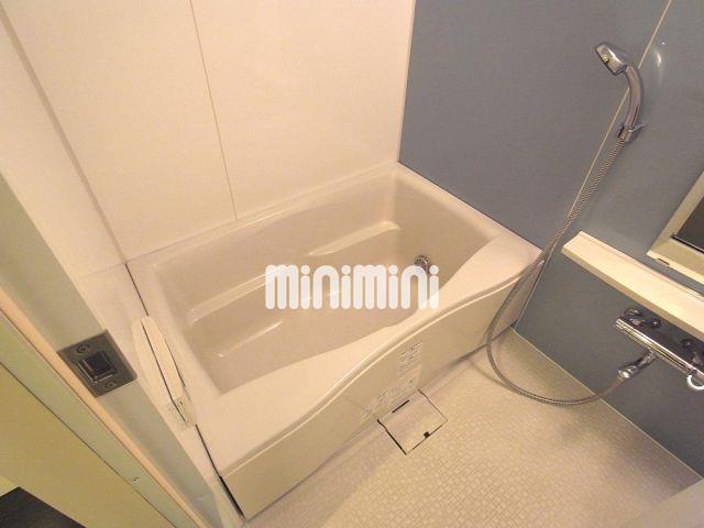 バス・シャワールーム　広めの浴槽でリラックスできますよ。