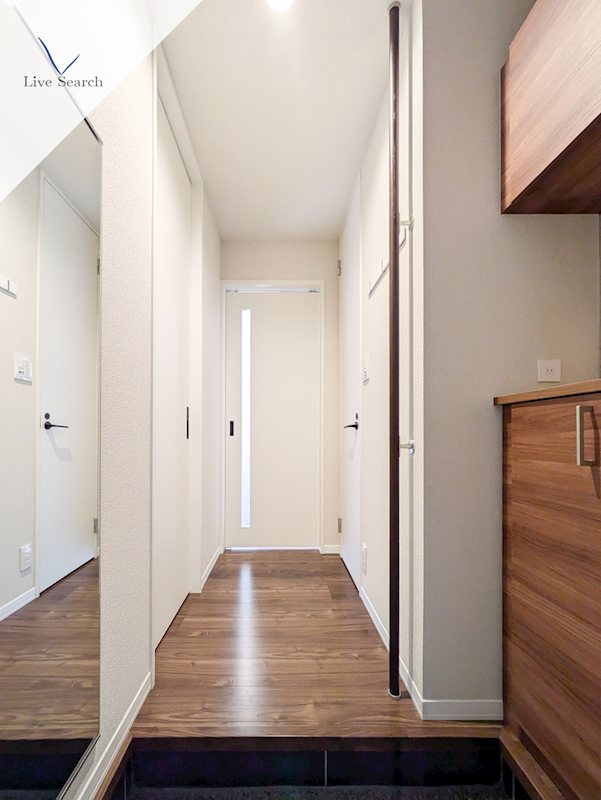 玄関　写真は同型タイプ