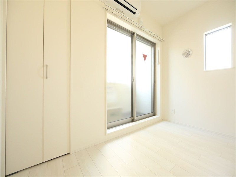 バルコニー　洋室4.2帖　クローゼット付　バルコニー　同仕様写真