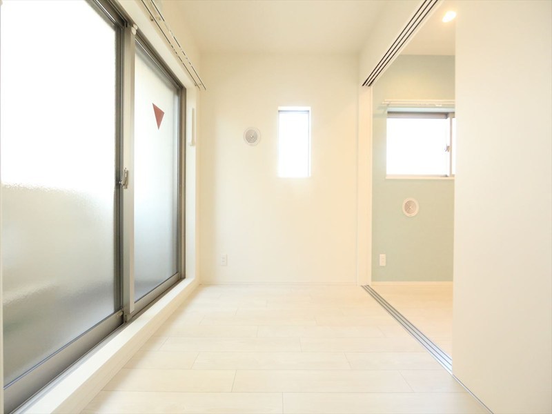 その他部屋・スペース　洋室4.2帖　クローゼット付　バルコニー　同仕様写真