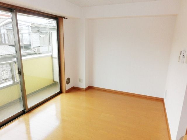 居室・リビング　明るいリビングです。