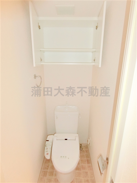 トイレ　収納棚多数の温水洗浄便座付トイレ