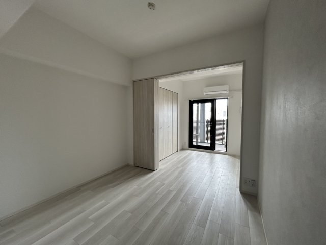 居室・リビング　同物件、別号室のものです。