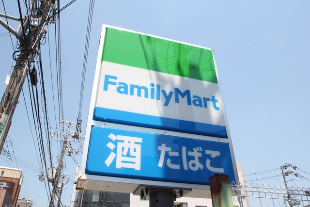 コンビニ　ファミリーマート（コンビニ）まで78m