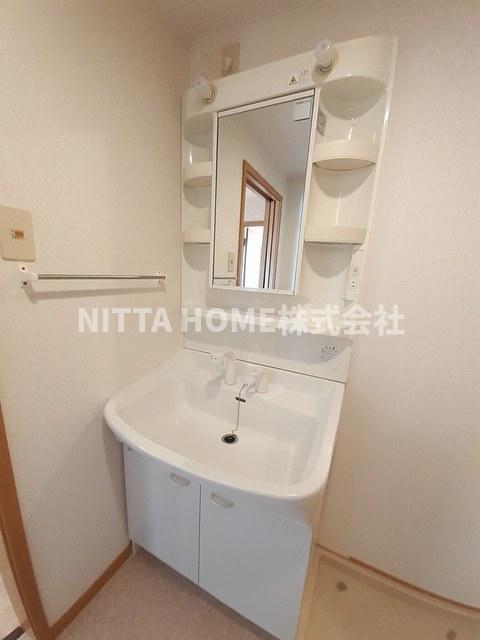 洗面設備　シャワー付きの洗面台朝の準備も楽々です◎