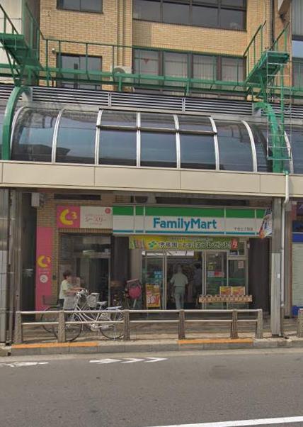 コンビニ　ファミリーマート（コンビニ）まで121m