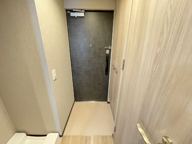 玄関　※写真は８０３号室です。