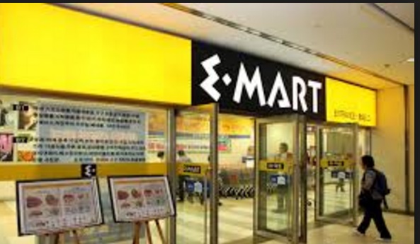 スーパー　E-MART（スーパー）まで390m