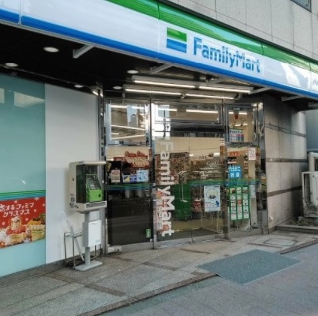 コンビニ　ファミリーマート新宿十二社店（コンビニ）まで137m