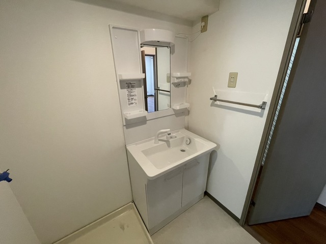 洗面設備　別部屋参考写真です
