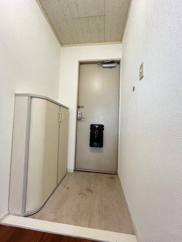 玄関　同物件、別号室の写真です。
