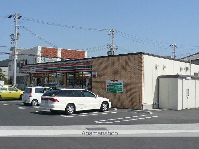 コンビニ　セブンイレブン（コンビニ）まで740m