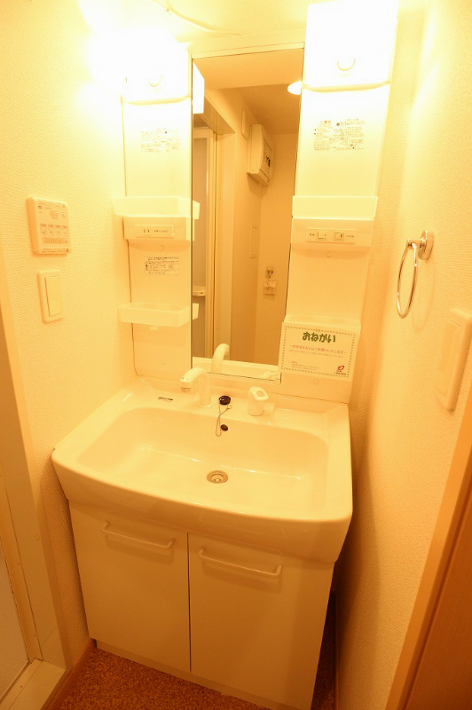 洗面設備　写真は同型シリーズです。