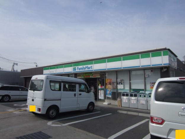 コンビニ　ファミリーマート 吉井町二丁目店（コンビニ）まで677m