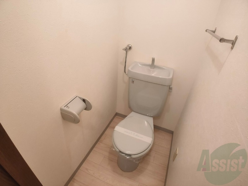 トイレ　トイレです。タオル掛けもついて便利ですね。
