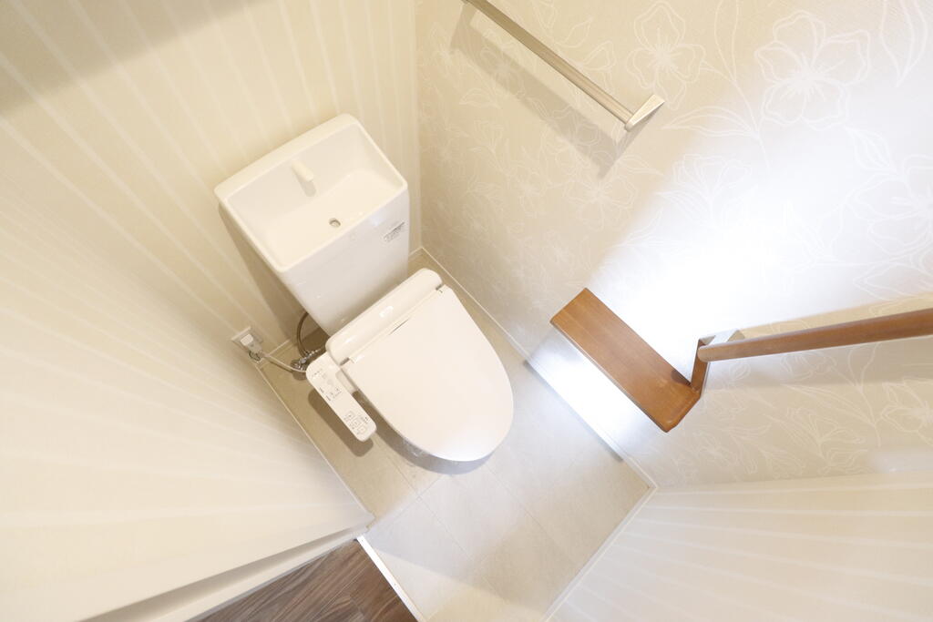 トイレ　温水洗浄便座付きのトイレです♪