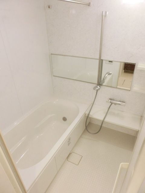 バス・シャワールーム　足が伸ばせる一坪バス