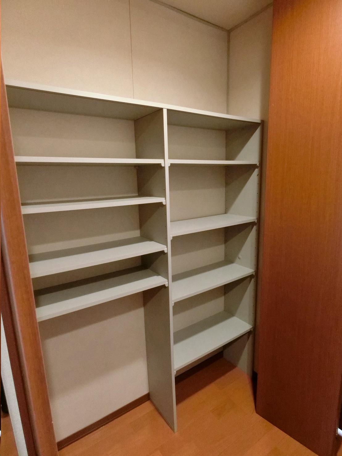 その他設備　廊下には大きな収納があるのでお部屋を広く使用できます。