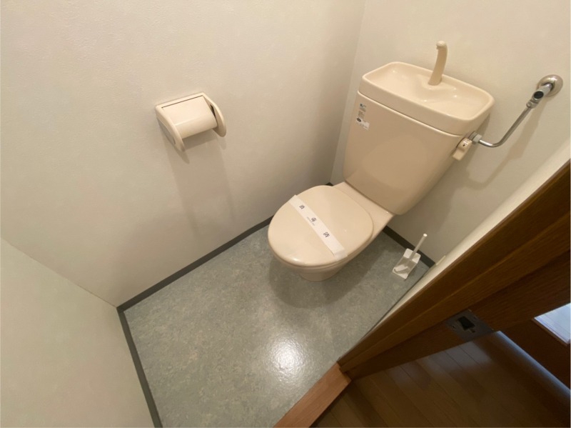 トイレ　こちらはトイレです。清潔感があり、安心して使用できます。
