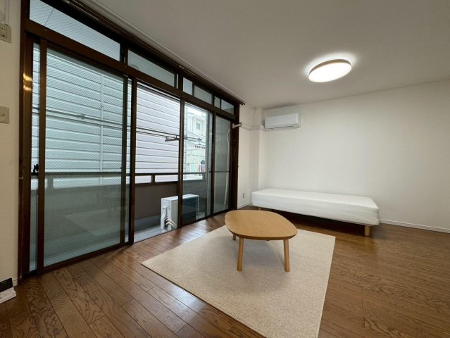 居室・リビング　新品のローテーブルとラグマット付き
