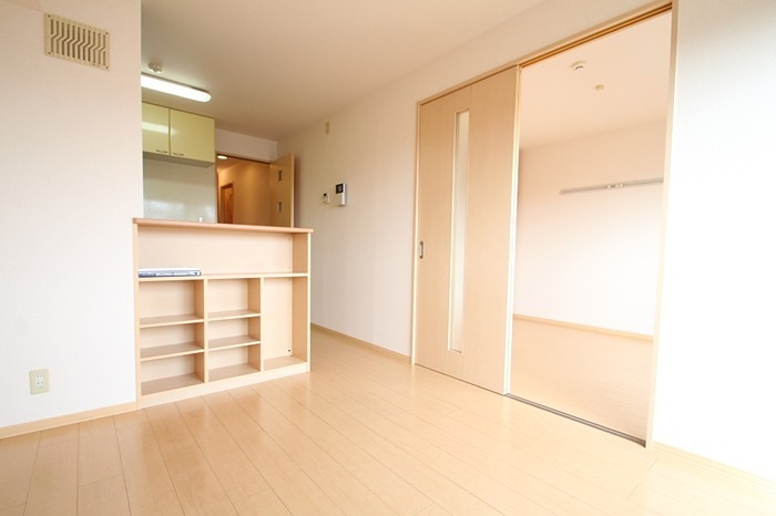 居室・リビング　9帖のフローリングのお部屋です☆小物整理に便利な収納付きです