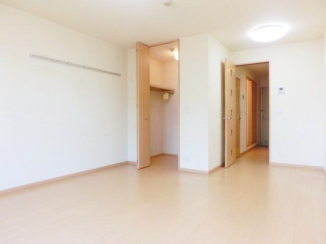 居室・リビング　約１０．５帖のフローリング部屋
