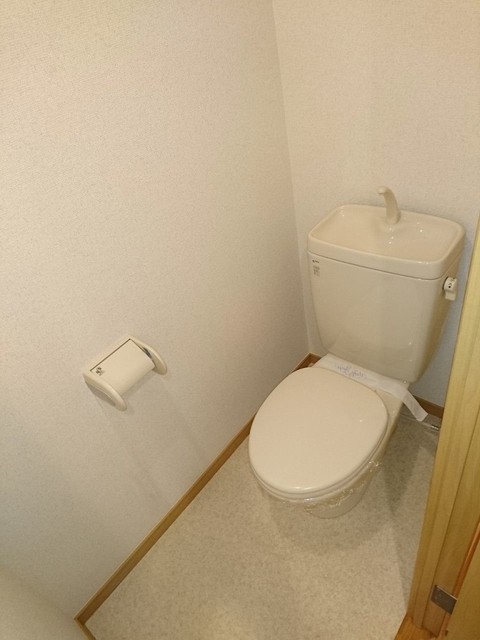 トイレ　※写真は同仕様反転タイプのものになります。