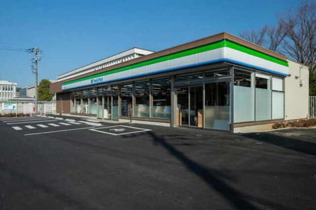 コンビニ　ファミリーマート佐江戸店（コンビニ）まで240m